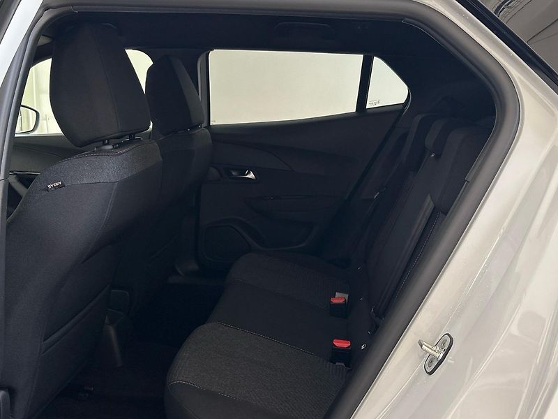 Peugeot 2008 (2026) Business Hybrid 110 e-DCS6 - fotka 7 z 36