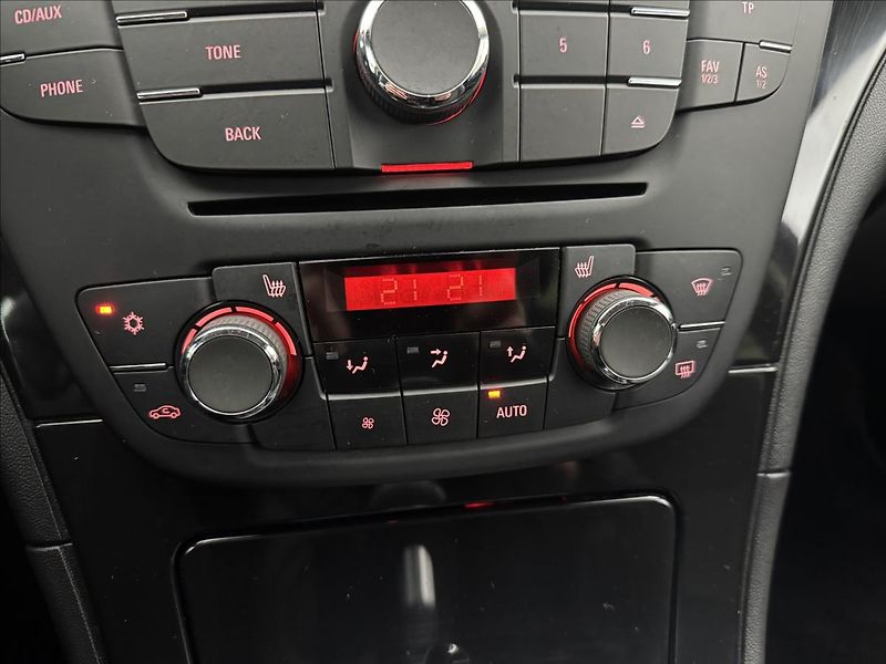 Opel Insignia 2,0 CDTi LED VÝHŘEV 2XKOLA ČR - fotka 16 z 33