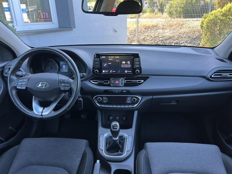 Hyundai i30 (2022) 1.5T-GDi 118kW SMART KAMERA - fotka 11 z 21