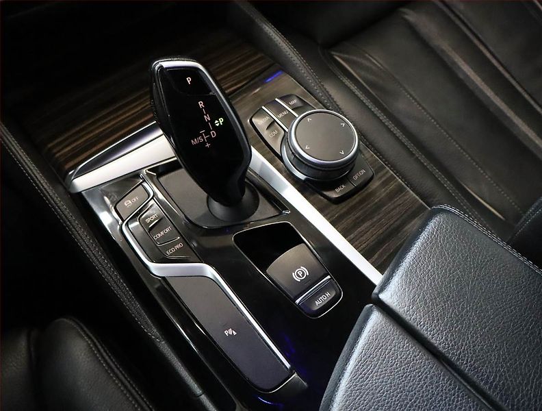 BMW Řada 5 (2019) Luxury Line 530d xDrive, 4X4 - fotka 20 z 25