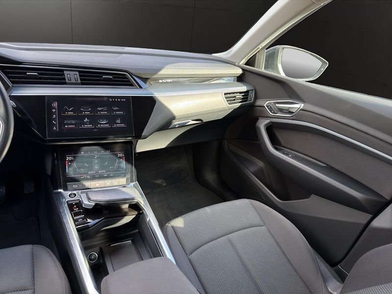 Audi e-tron (2023) 55 300KW 21 ALU  - fotka 16 z 27