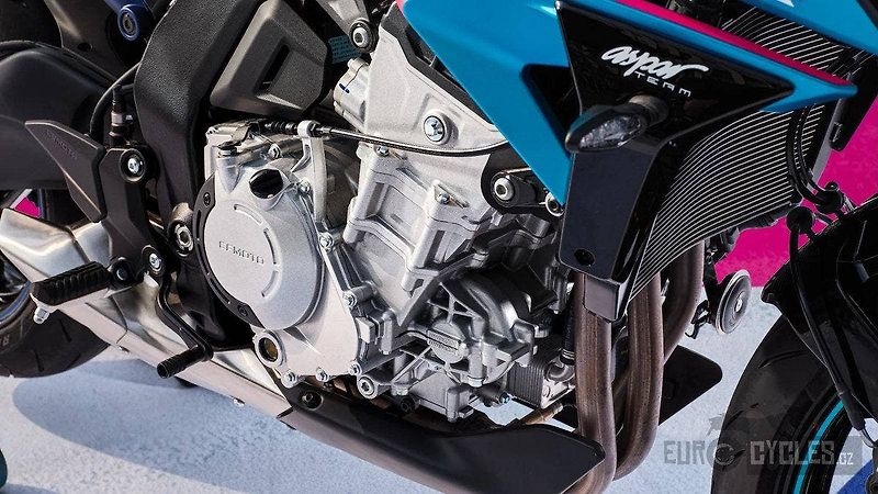 CFMOTO (2026) 675 NK GP - Limitovaná edice - fotka 6 z 9
