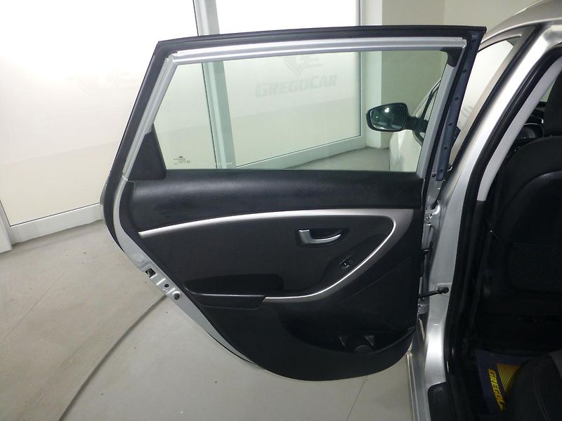 Hyundai i30 (2013) 1,6CRDI*ALU**VYHŘ.SED***KAMERA - fotka 13 z 25