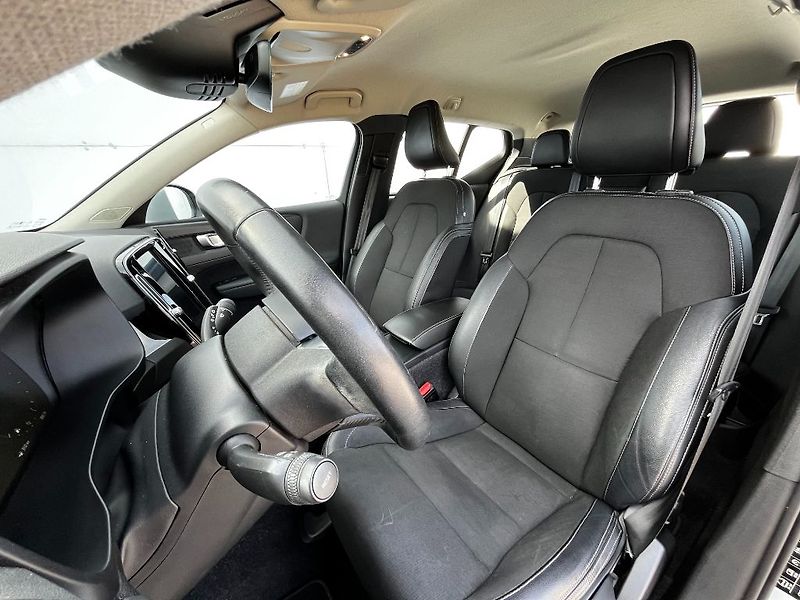Volvo XC40 Momentum Pro T3 FWD 120kW - fotka 16 z 23