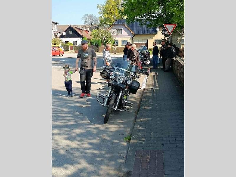 Motory, co něco pamatují. Tak to vypadalo v Jiřících na prvního máje. Podívejte se.