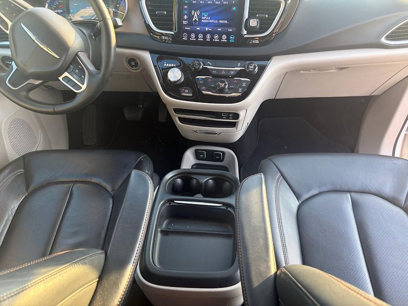 Chrysler Pacifica (2018)  3,6 L DVD Hybrid Plug In 2018 - fotka 13 z 20