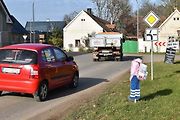 Poničená maketa školačky v Hradištku na Nymbursku.