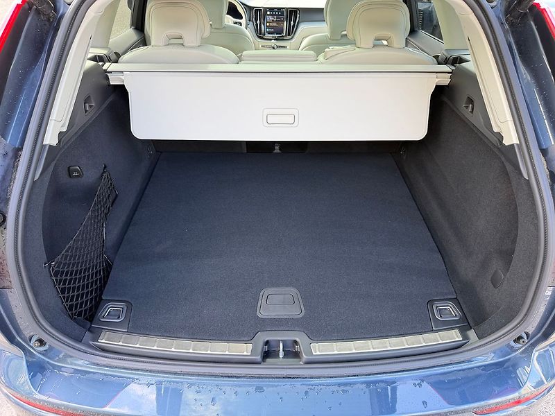 Volvo XC60 PLUS T6 AWD PHEV ACC,BLIS - fotka 14 z 21