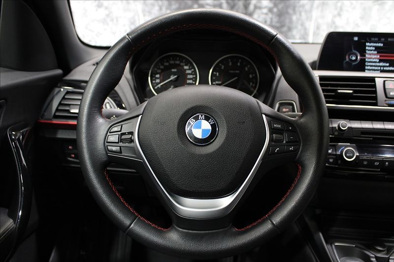 BMW Řada 2 2,0 220i 135KW cabrio - fotka 23 z 37