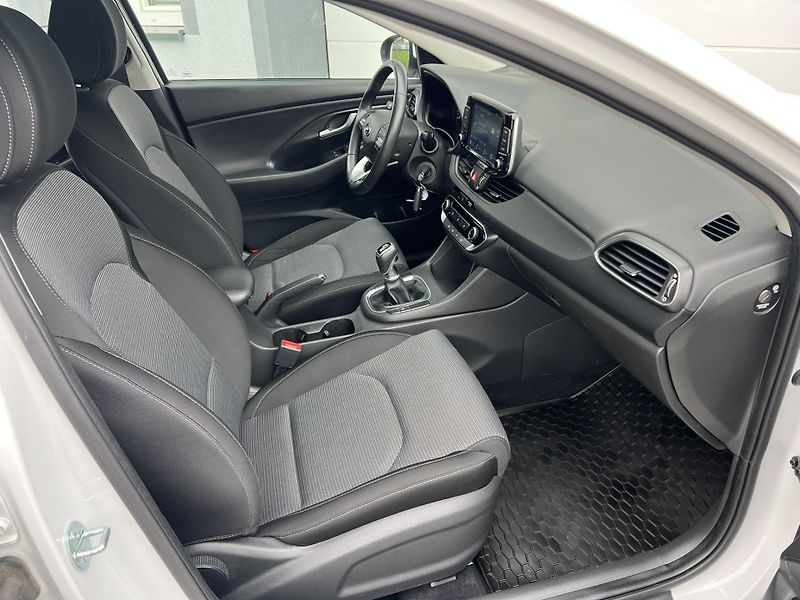 Hyundai i30 (2023) 1.5i KAMERA 1.MAJITEL ČR - fotka 8 z 20