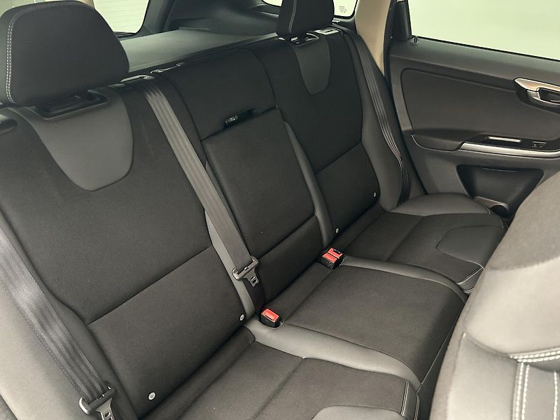 Volvo XC60 2.4 D4 4x4 Momentum - fotka 15 z 25