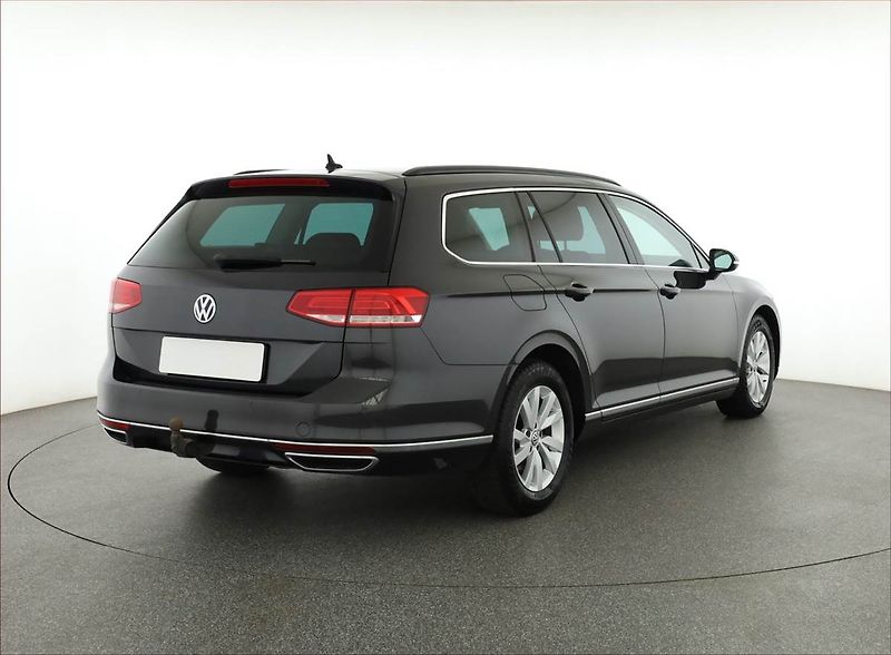 Volkswagen Passat (2019) Business 2.0 TDI, Automat - fotka 5 z 20