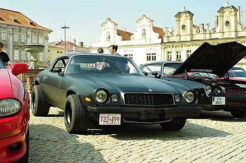 Sraz amerických vozů Chevrolet Camaro a Pontiac Firebird v Kolíně.