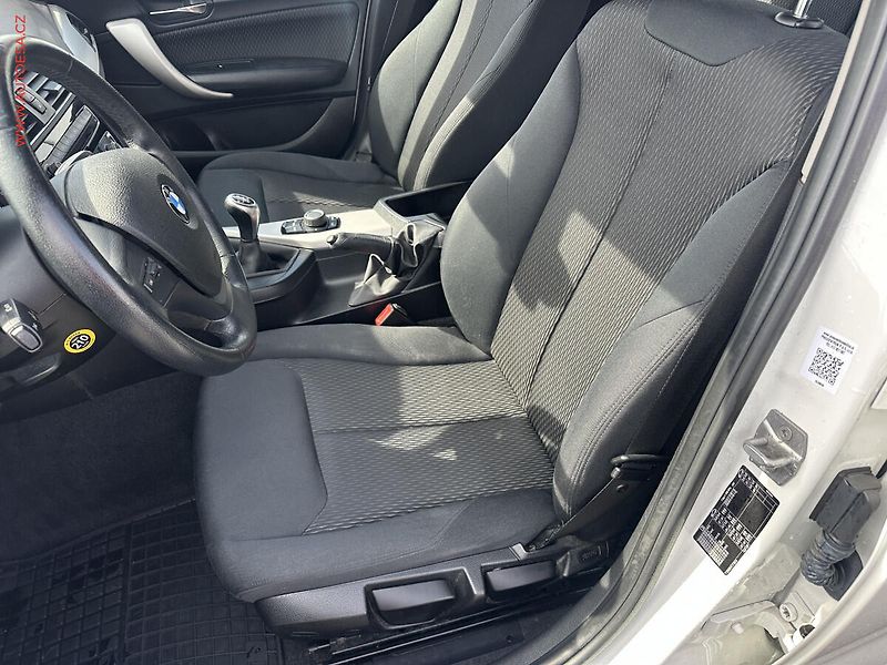 BMW Řada 1 (2015) 1.5i 116i, Klima - fotka 9 z 21