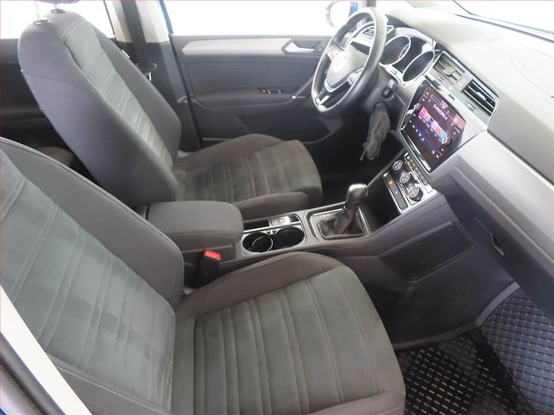 Volkswagen Touran (2022) Highline 1.5 TSI - fotka 9 z 14