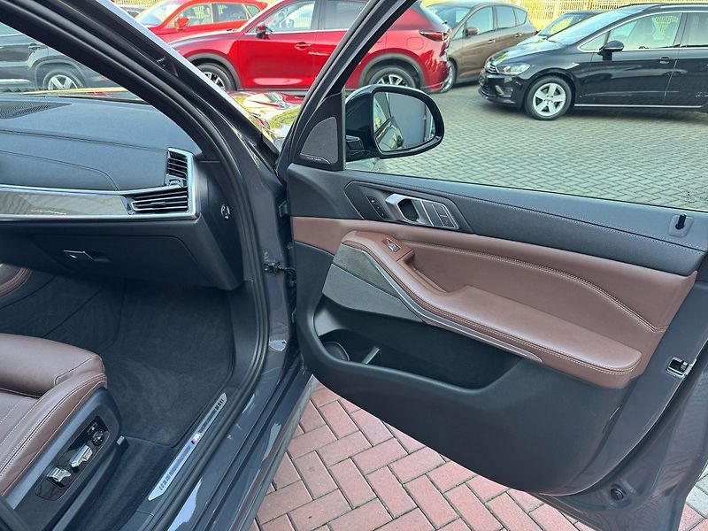 BMW X7 (2021) xDrive 40d M-Paket Pano - fotka 20 z 49