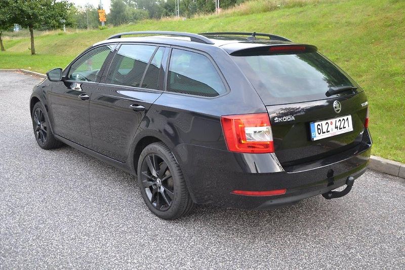 Škoda Octavia combi4x4 110 kW DSG Black line - fotka 6 z 42