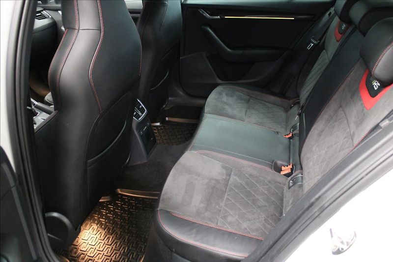 Škoda Octavia 2,0 TDI RS DSG 4x4 virtual pan - fotka 12 z 33
