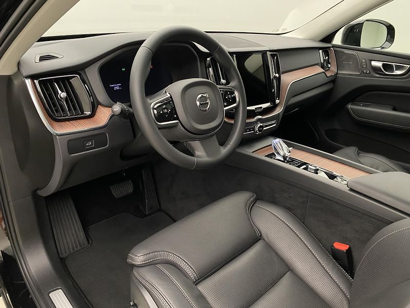 Volvo XC60 B4 AWD DARK PLUS AUT  - fotka 4 z 56