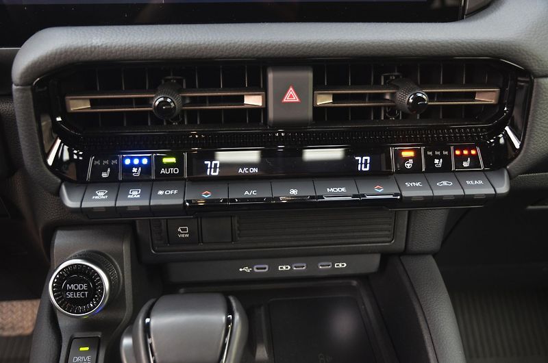 Toyota Land Cruiser 2.4 iFORCE MAX / ČR (Dajbych) - fotka 39 z 45