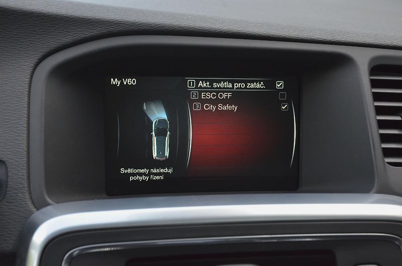 Volvo V60 (2016) 2.4 D6 AWD PHEV 212kW Momentum - fotka 34 z 39