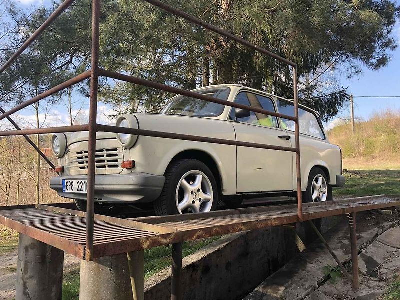 Tenhle Trabant je jeden z posledních vyrobených – únor 1990.