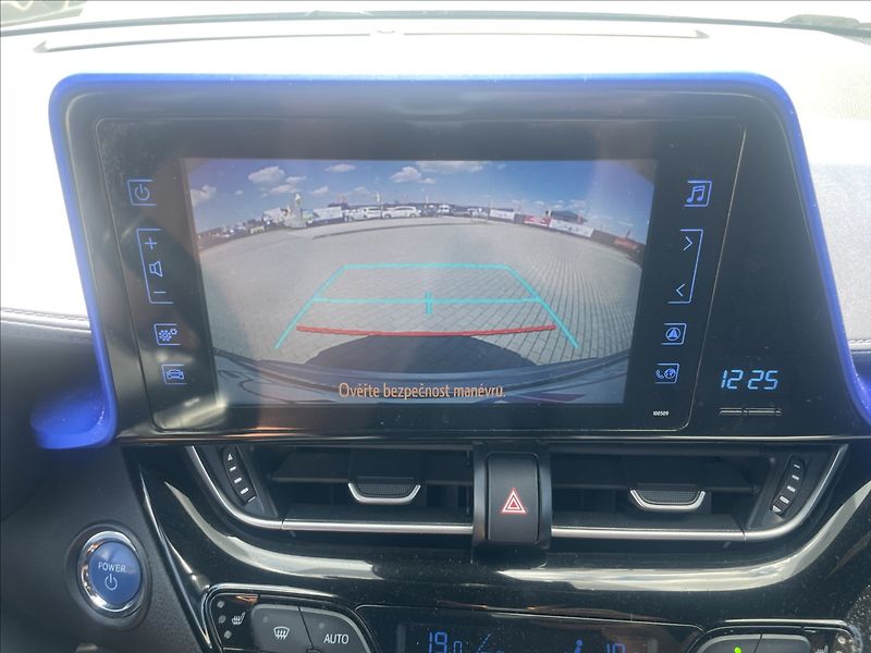 Toyota C-HR 1,8 i 73kw Hybrid e-CVT - fotka 20 z 34