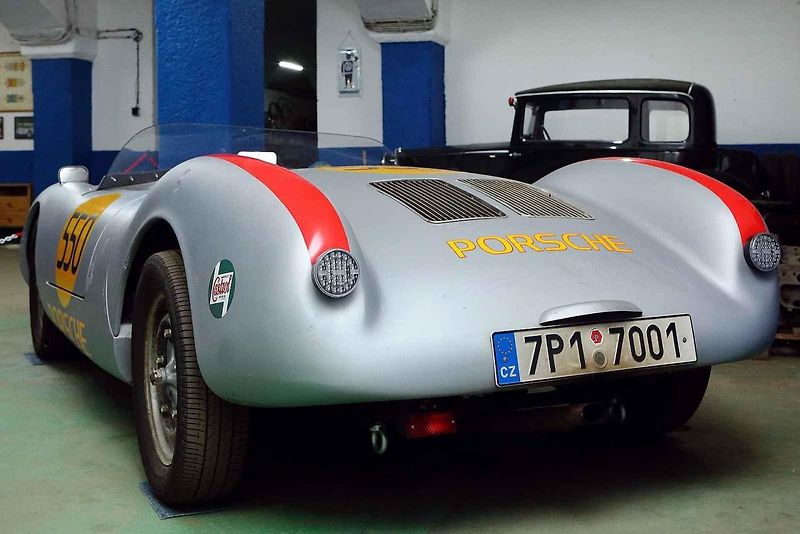 01 - Automobilový nadšenec a sběratel Jaromír Kostlivý otevřel ve Stodu u Plzně nové muzeum veteránů věnované vozům značek Volkswagen Brouk a Porsche. Návštěvníci uvidí naleštěné brouky i auta v procesu renovace, expozice čítá na 40 vozů.