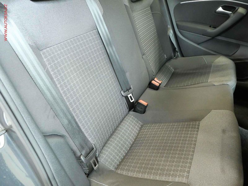 Volkswagen Polo (2014) 1.2TSi, 2.maj, AC - fotka 12 z 16