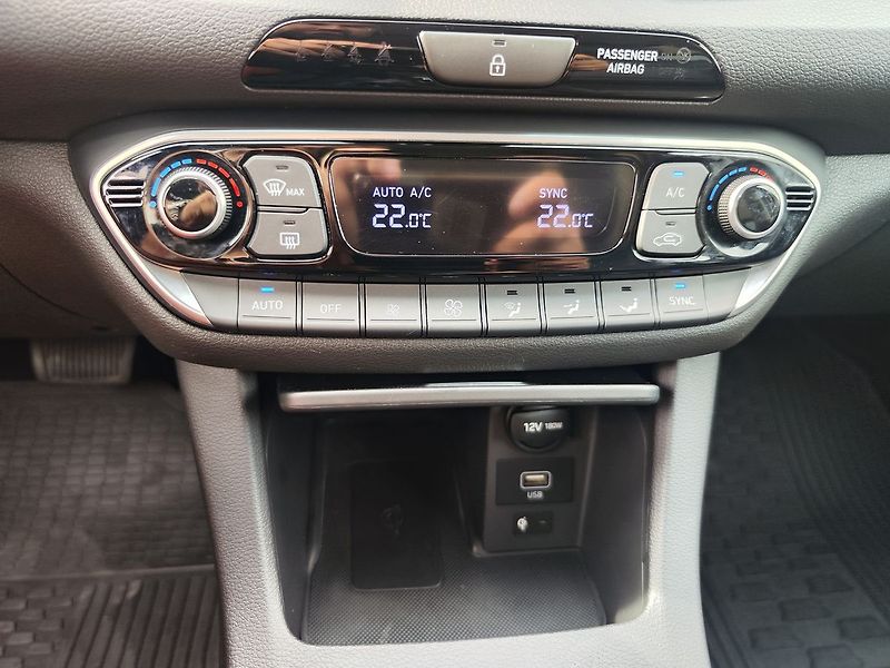 Hyundai i30 1.5 T -GDi/117kW Premium DCT - fotka 22 z 39