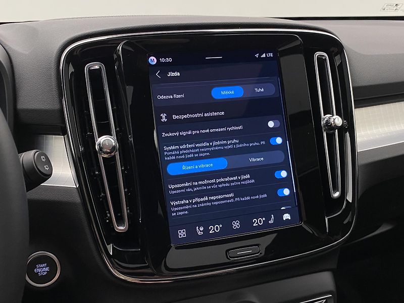 Volvo XC40 (2026) B3 AUT DARK PLUS - fotka 45 z 58