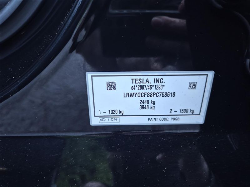 Tesla Model Y RWD 220kw 19ALU SOH 95% - fotka 48 z 49