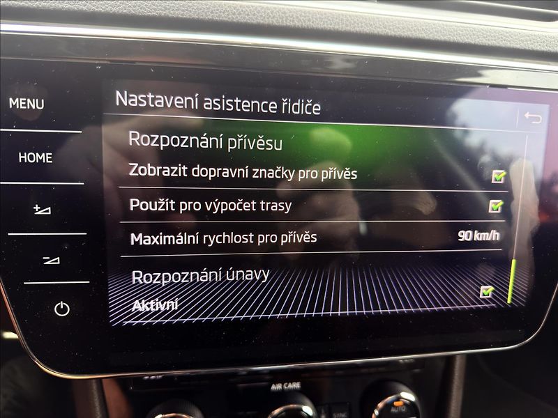 Škoda Superb 2,0 TDi Laurin & Klement - fotka 21 z 54