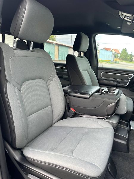Dodge RAM (2021) 1500 BIG HORN 5.7 V8 HEMI 4x4 - fotka 18 z 31