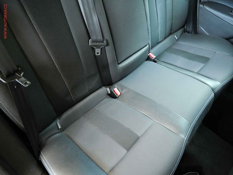 Renault Fluence (2010) 1.6i, ČR, Navi, AC - fotka 12 z 21