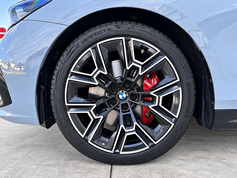BMW Řada 5 540d xDrive Touring M-Sport - fotka 35 z 35