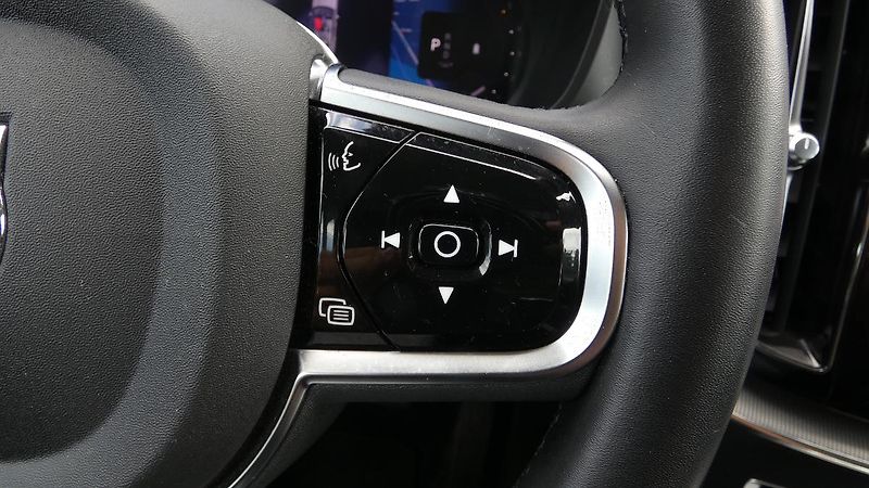 Volvo XC60 B4 mHEV AWD Plus Dark - fotka 12 z 23