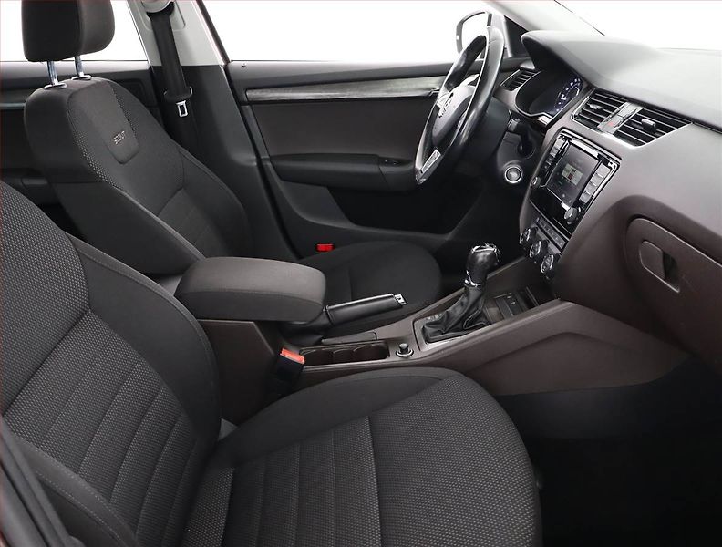 Škoda Octavia (2015) Scout 2.0 TDI, 4X4, Automat - fotka 9 z 21