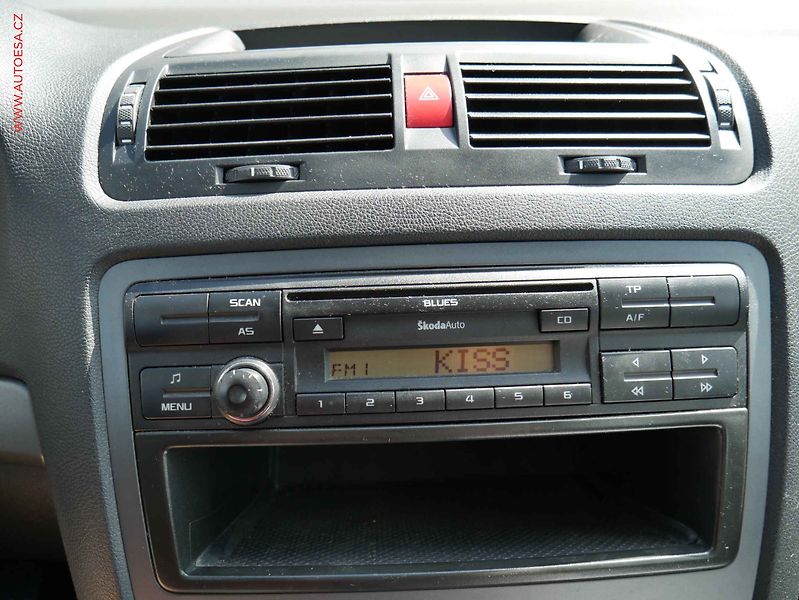 Škoda Octavia (2012) 1.6i, AC, tažné - fotka 13 z 16