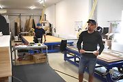 Spolumajitel firmy Petr Fulín (vpravo) v truhlářské dílně.