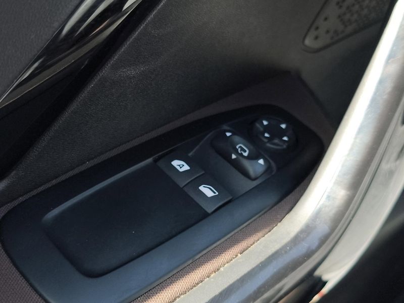Peugeot 2008 (2015) ACTIVE 1.6 e-HDI 68kW, ČR, 1. - fotka 14 z 24