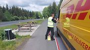 Kontrolní vážení dodávek na silnici I/6 Praha - Karlovy Vary u Bochova. Inspektoři Centra služeb pro silniční dopravu tu za dopoledne odhalili celkem tři přetížené dodávky.