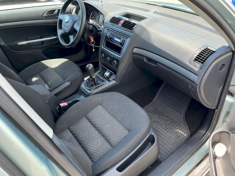 Škoda Octavia (2011) 1.6 MPI Tour Trumf Combi - fotka 12 z 24