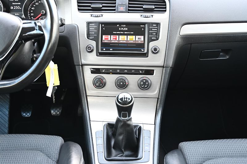 Volkswagen Golf VII 2.0TDI 110KW Highline 2/17 - fotka 13 z 57