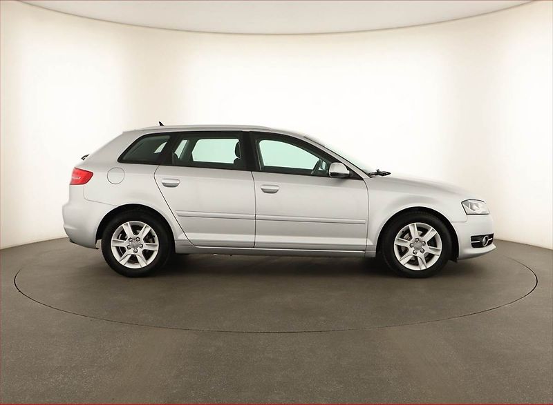 Audi A3 (2013) 1.6 TDI, Bi-Xenony, Tempomat - fotka 6 z 14