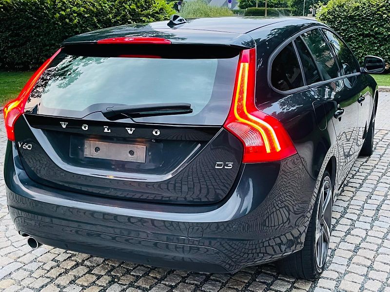 Volvo V60 2.0D3 5V AUT VÝHŘEV SERVISKA - fotka 13 z 47