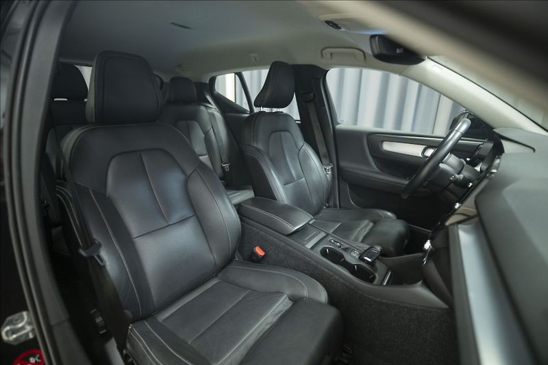 Volvo XC40 2,0 T5 AWD NAVI KAMERA TAŽNÉ - fotka 9 z 47