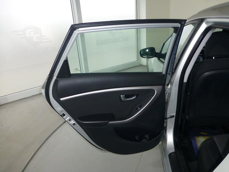 Hyundai i30 (2013) 1,6CRDI*ALU**VYHŘ.SED***KAMERA - fotka 13 z 25