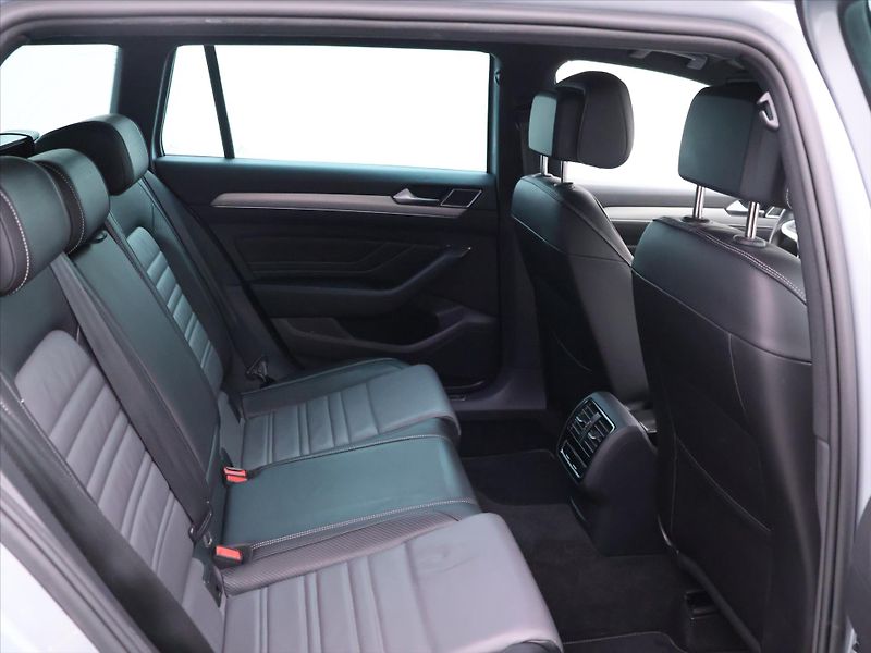 Volkswagen Passat 2.0 TDI DSG R-LINE Matrix - fotka 12 z 32