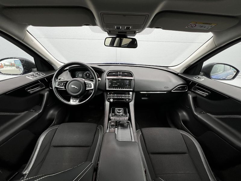 Jaguar F-Pace 25D AWD 177kW R-Sport DPH TZ - fotka 8 z 29